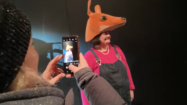 Frau mit Fuchsmaske auf dem Kopf